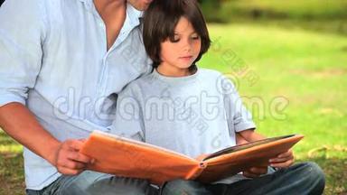 父亲给儿子读书